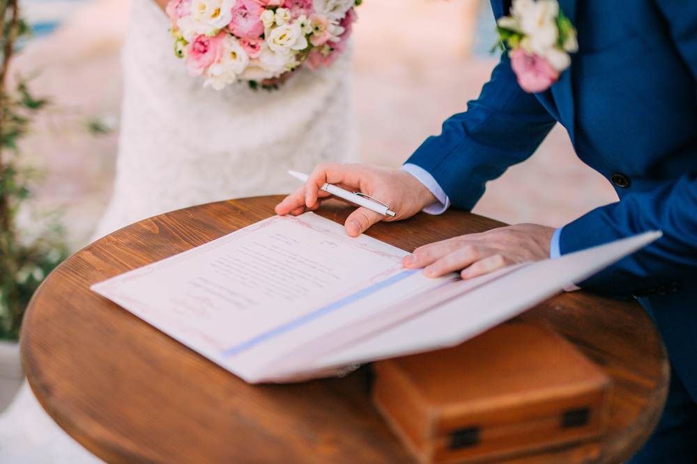 Braut vergisst „Ja“ zu sagen: Stilvolles Gäste-Outfit fürs Standesamt